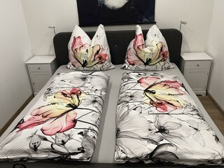 Schlafzimmer 1 mit gemütlichem Bett
