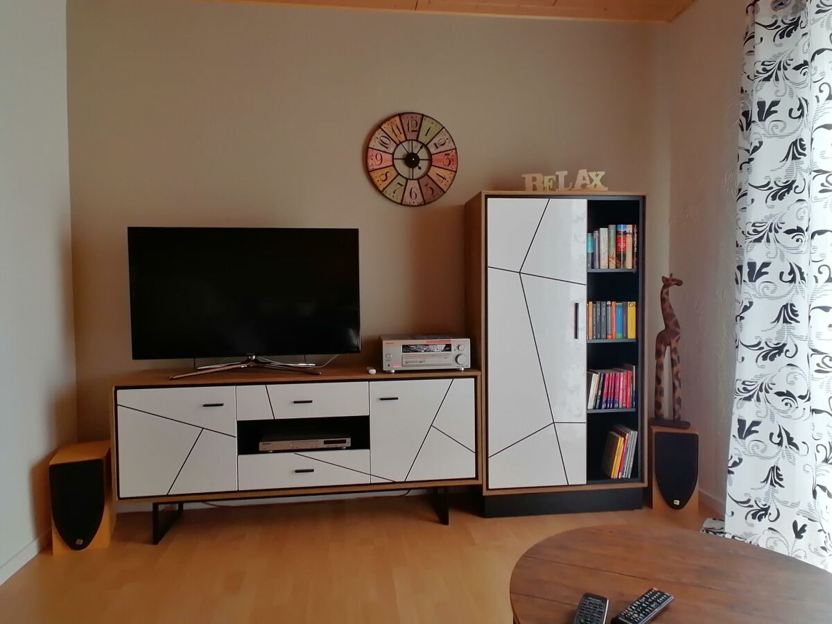 DG-Wohnung  TV im Wohnzimmer