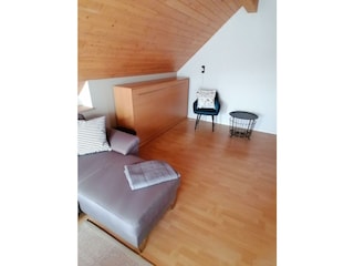 DG-Wohnung - Wohnzimmer mit Schrankbett