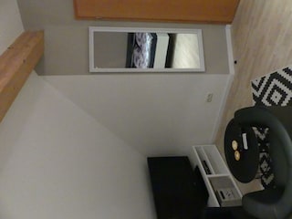 DG-Wohnung Spiegel im Schlafzimmer