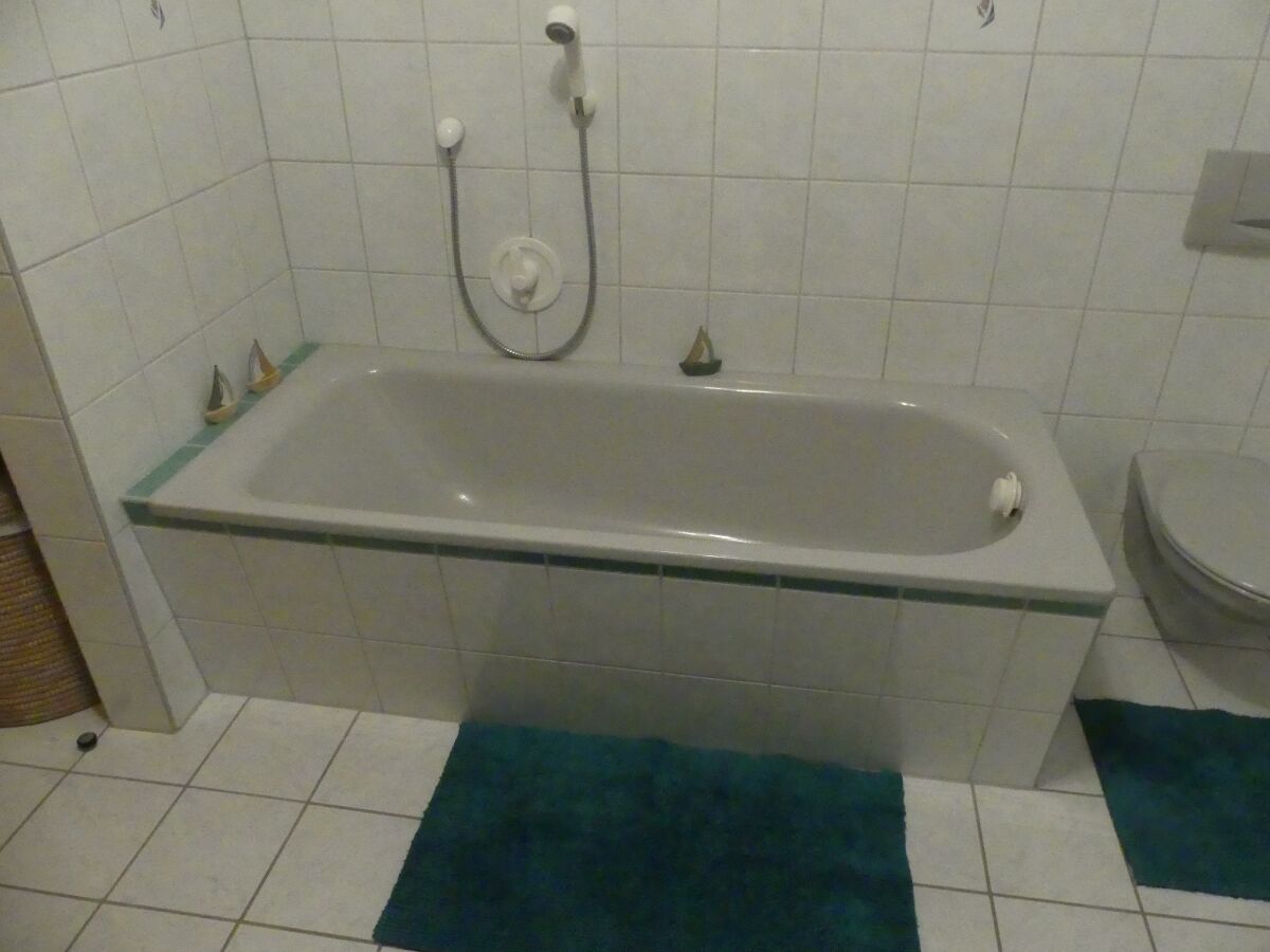 DG-Wohnung Badewanne im Bad