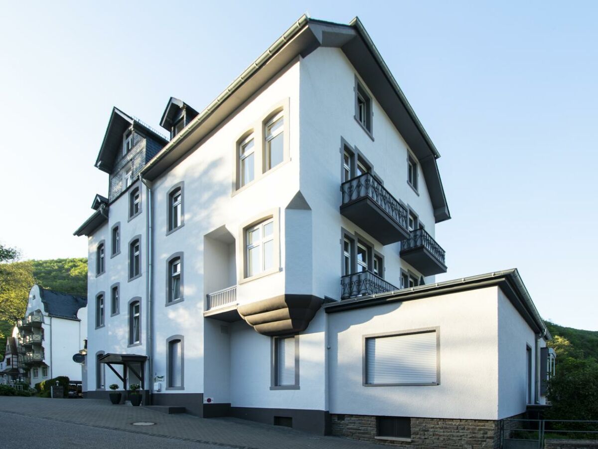 Haus Alleegarten am Abend von der Straße aus