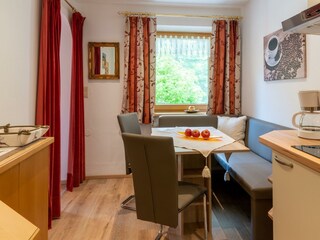 Apartment mit Balkon und seitlichem Bergblick