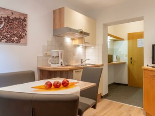 Apartment mit Balkon und seitlichem Bergblick