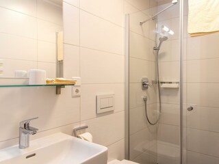 Apartment mit Balkon und seitlichem Bergblick