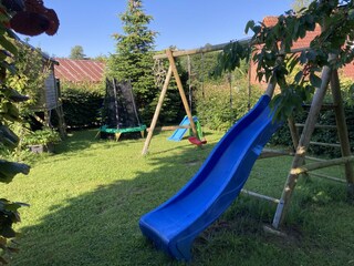 Schaukel und Rutsche ???? im Garten