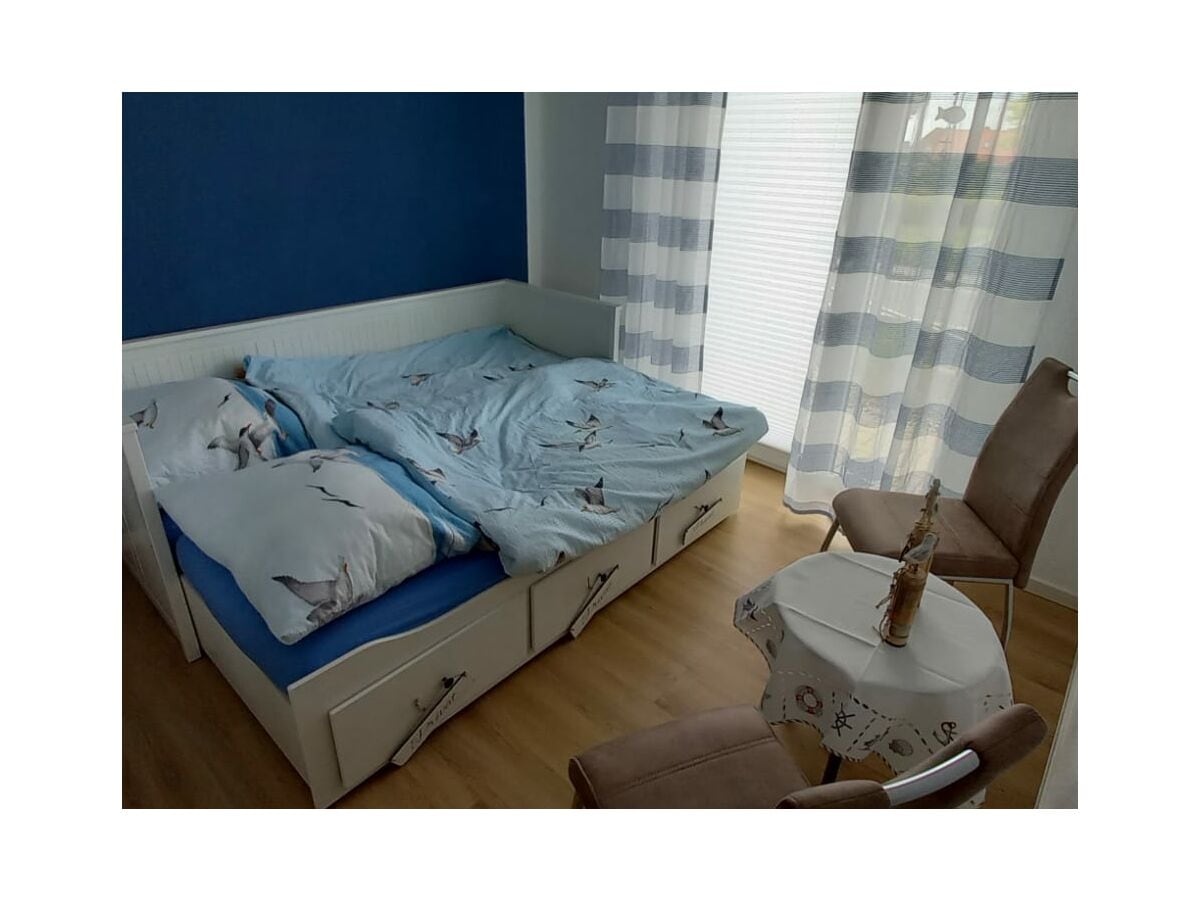 Kleines Schlafzimmer mit Bett zum ausziehen