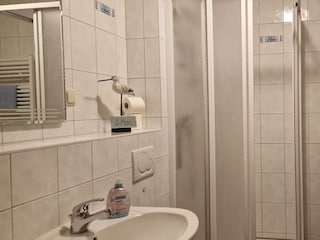 Bad mit Dusche und WC