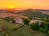 Blick auf das Borgo beim Sonnenaufgang