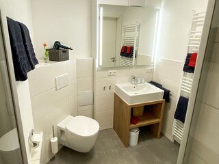 Badezimmer mit Dusche & WC