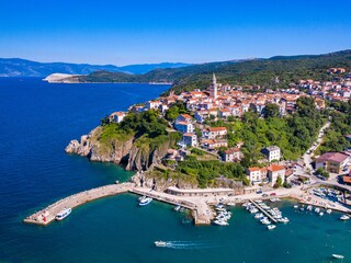 wundeschöne Stadt Vrbnik in der Nähe