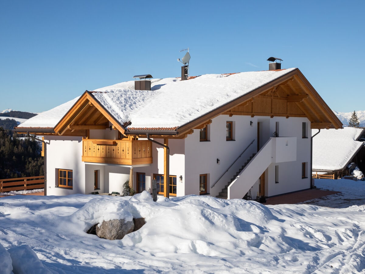 Das Bauernhaus in verschneiter Winterlandschaft