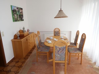 Esszimmer mit direktem Zugang zur Terrasse