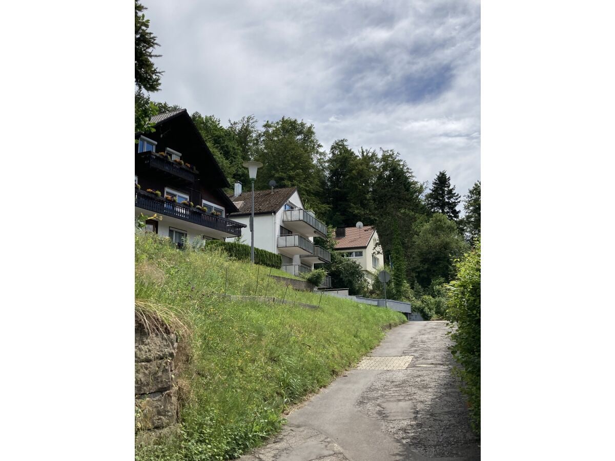 Die Wohnung befindet sich im mittleren Haus