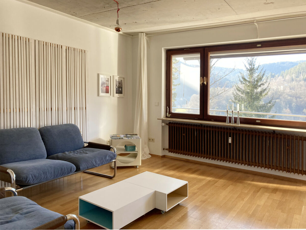 Großes Wohnzimmer mit Panoramafenster