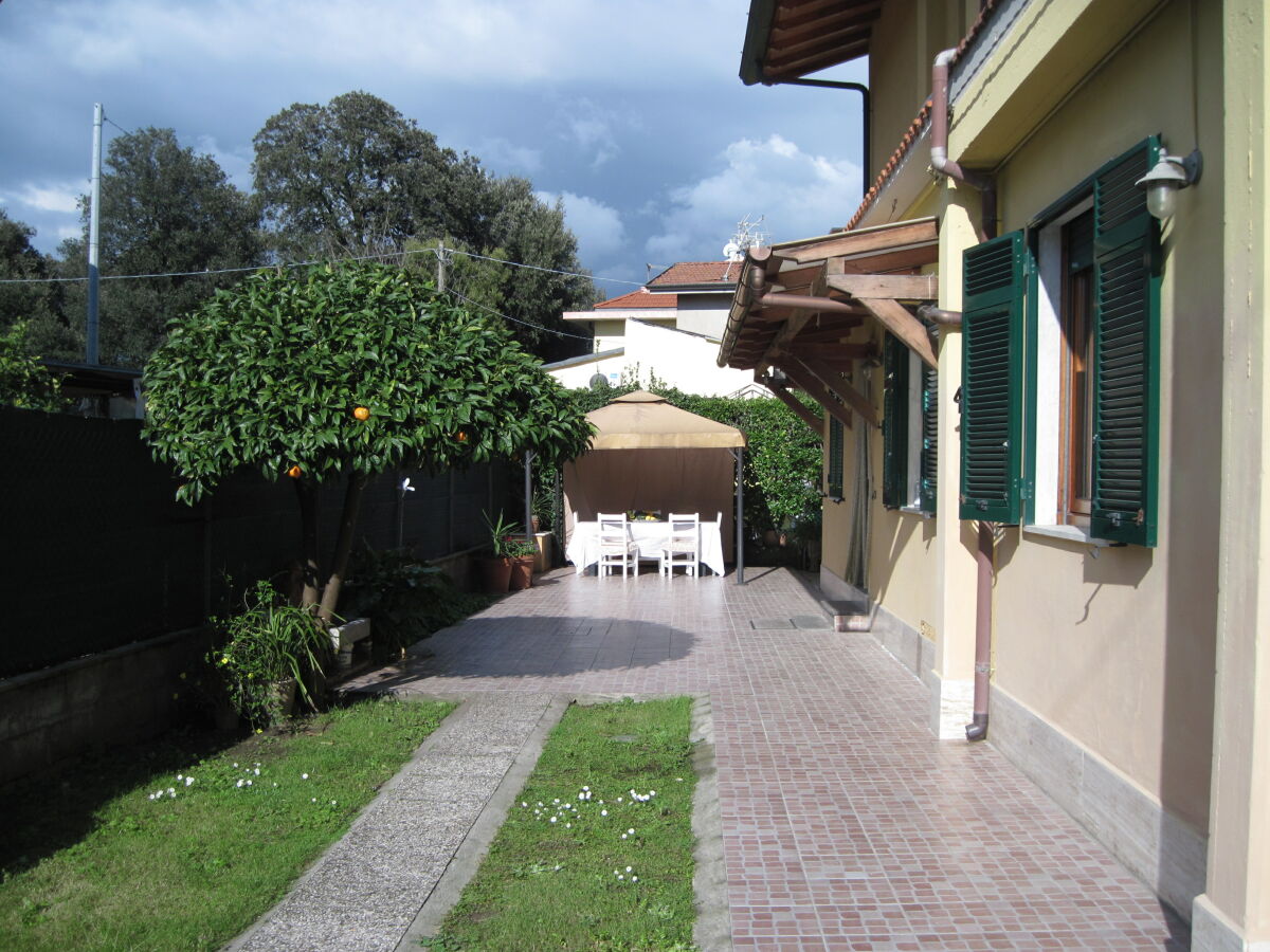 Vakantieappartement Marina di Massa Buitenaudio-opname 1