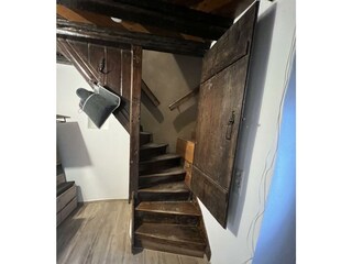 Eingangsbereich mit originalgetreuer Treppe