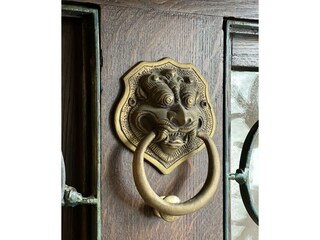 Löwenkopf an alter Haustüre