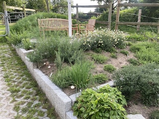 Kräuterbeet und Sitzplatz