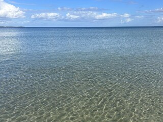 Feinsandiger Strand, flach abfallend in die Ostsee