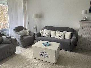 Wohnzimmer mit Couch und zwei Sesseln