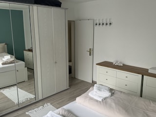 Schlafzimmer: Spiegelschrank und viel Stauraum