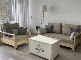 Wohnzimmer mit Couch und Sessel