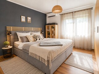 Ansprechendes Schlafzimmer mit großem Schrank im Oberge
