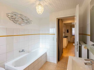 1. Badezimmer (EG)