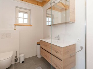 Modernes Badezimmer mit Dusche, Waschbecken und Toilett