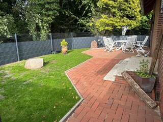 Kleiner Garten mit Terrasse und Grill