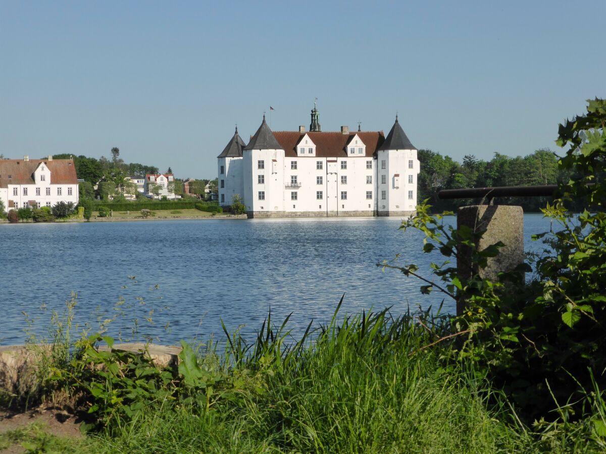 Schloßsee mit dem historischen Wasserschloss Glücksburg