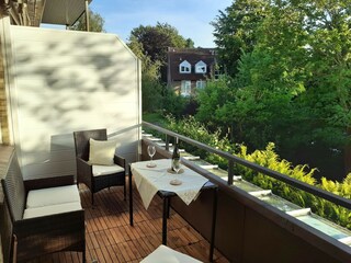 Südwestbalkon mit Abendsonne und Teil-Meerblick
