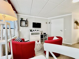 Blick in den Wohnbereich mit TV