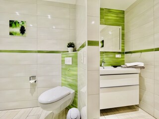 Geteiltes Badezimmer mit Waschtisch und WC