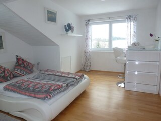 Schlafzimmer 1 mit französischen Bett