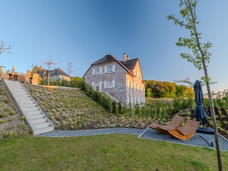 Gartenterasse in Richtung Nachbarhaus