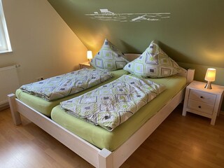 Schlafzimmer (Bett 180x200)
