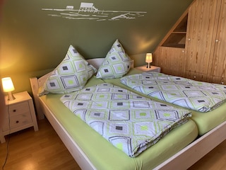 Schlafzimmer (Bett 180x200)