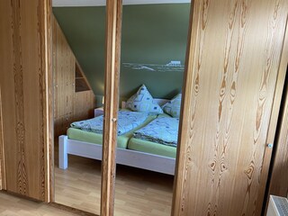 Schlafzimmer (Bett 180x200)