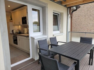 Küche mit überdachtem Balkon und Abendsonne