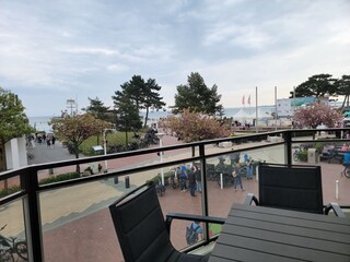 Balkon Nr. 1 mit Blick auf die Seebrücke und Ostsee