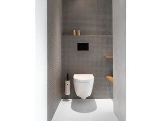 The toilet in the large bathroom / upper floor
