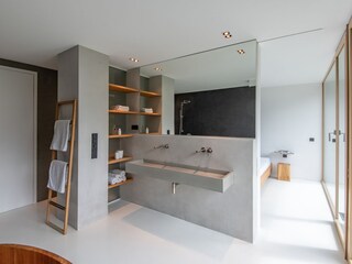 The large bathroom on the upper floor