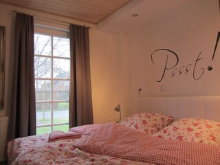 Schlafzimmer mit Doppelbett