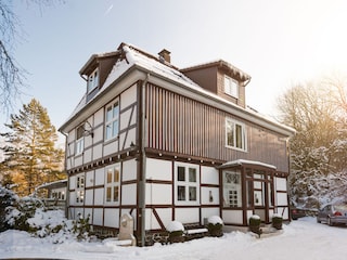 Ferienwohnungen "Am Bergpark", Hausansicht im Winter