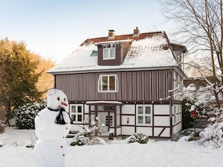 Ferienwohnungen "Am Bergpark", Hausansicht im Winter