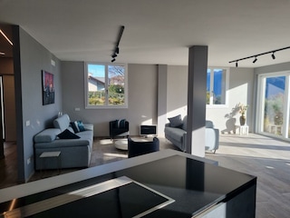 Ausschnitt vom lichtdurchfluteten Wohn-/ Esszimmer