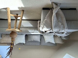 Gemütliche Couch im Wohnzimmer