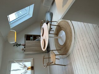 Blick vom Flur in die Küche mit Esstisch